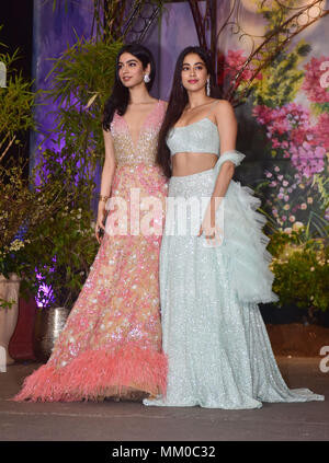 Mumbai, India. 8 Maggio, 2018. Khushi Kapoor e Janhvi Kapoor frequentare il ricevimento di nozze di attrice Sonam Kapoor e Anand Ahuja a hotel Leela in Mumbai. Credito: Azhar Khan SOPA/images/ZUMA filo/Alamy Live News Foto Stock