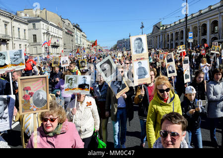 Reggimento immortale - persone portano i banner con una fotografia del guerriero i loro antenati, la Giornata della Vittoria, Nevsky Prospect, San Pietroburgo, Russia Foto Stock