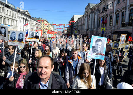 Reggimento immortale - persone portano i banner con una fotografia del guerriero i loro antenati, la Giornata della Vittoria, Nevsky Prospect, San Pietroburgo, Russia Foto Stock