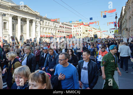 Reggimento immortale - persone portano i banner con una fotografia del guerriero i loro antenati, la Giornata della Vittoria, Nevsky Prospect, San Pietroburgo, Russia Foto Stock