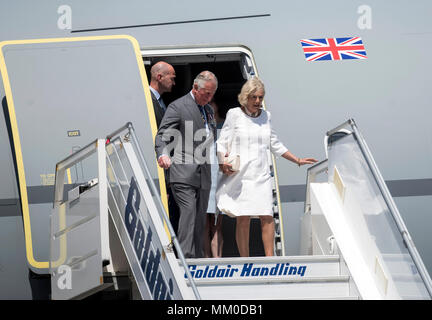 Atene, Grecia. 09 Maggio, 2018. La Gran Bretagna è il principe Charles, Principe di Galles e Camilla, duchessa di Cornovaglia arrivano all'aeroporto Eleftherios Venizelos aeroporto di Atene, Grecia, il 09 maggio 2018, per una visita ufficiale di tre giorni. ©Elias Verdi/Alamy Live News Foto Stock
