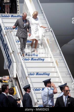 Atene, Grecia. 09 Maggio, 2018. La Gran Bretagna è il principe Charles, Principe di Galles e Camilla, duchessa di Cornovaglia arrivano all'aeroporto Eleftherios Venizelos aeroporto di Atene, Grecia, il 09 maggio 2018, per una visita ufficiale di tre giorni. ©Elias Verdi/Alamy Live News Foto Stock