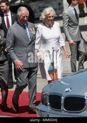 Atene, Grecia. 09 Maggio, 2018. La Gran Bretagna è il principe Charles, Principe di Galles e Camilla, duchessa di Cornovaglia arrivano all'aeroporto Eleftherios Venizelos aeroporto di Atene, Grecia, il 09 maggio 2018, per una visita ufficiale di tre giorni. ©Elias Verdi/Alamy Live News Foto Stock