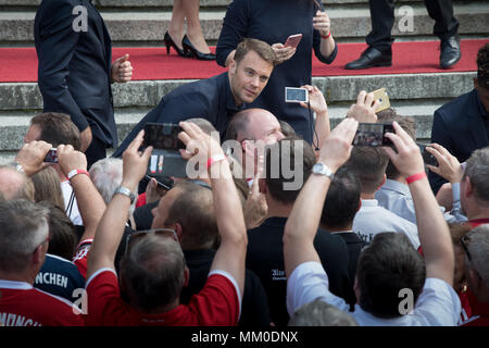 09 maggio 2018, Monaco di Baviera, Germania: Torwart Manuel Neuer del FC Bayern Monaco di Baviera prende una foto con una ventola presso la reception del FC Bayern Munich team, a bavarese della Cancelleria di Stato. Heynckes festeggia il suo compleanno 73a. Ha invitato i fan del record di champions hanno preso parte alla celebrazione. Söder ha onorato il soccer champion, per essere il miglior ambasciatore presso lo Stato libero. Foto: Peter Kneffel/dpa Foto Stock