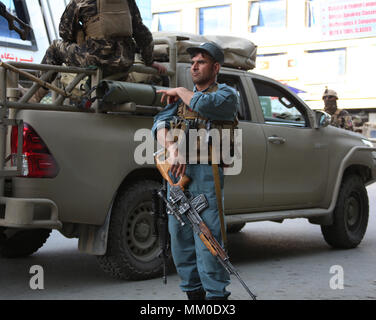 A Kabul, Afghanistan. Il 9 maggio 2018. (180509) -- KABUL, 9 maggio (Xinhua) -- un poliziotto afghano sta di guardia presso il sito di un attentato suicida nella Shahri Naw area del centro di Kabul, Afghanistan, 9 maggio 2018. Governo anti-militanti hanno lanciato offensive complesse su due stazioni di polizia in Afghanistan del capitale Kabul Mercoledì e finora sette persone sono state confermato morto e 17 feriti, mentre continuano gli scontri tra i miliziani e le forze di sicurezza nel centro di Kabul. (Xinhua/Rahmat Alizadah)(SRB) Credito: Rahmat Alizadah)(srb/Xinhua/Alamy Live News Foto Stock