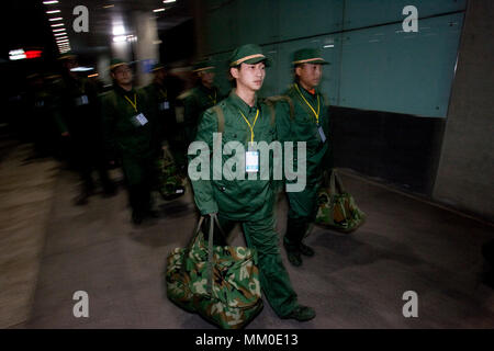 (180509) -- CHENGDU, 9 maggio 2018 (Xinhua) -- File foto scattata il 12 dicembre, 2008 mostra Jiang Yuhang, come nuova recluta, arrivando alla Stazione Ferroviaria di Shanghai a Shanghai in Cina orientale. Il 17 maggio 2008, Jiang, un 20-anno-vecchio highway administration dipendente, è stata extricated dai vigili del fuoco, 123 ore dopo che egli è stato intrappolato nelle macerie a quake-hit Yingxiu Township della contea di Wenchuan, a sud-ovest della Cina di provincia di Sichuan. Jiang è un superstite del 8,0-grandezza terremoto che ha colpito il Sichuan della contea di Wenchuan il 12 maggio 2008. Il sisma ha lasciato più di 69.000 morti, feriti 374,000, 18.000 e mancanti Foto Stock