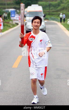 (180509) -- CHENGDU, 9 maggio 2018 (Xinhua) -- File foto scattata il 13 giugno 2008 mostra torchbearer Jiang Yuhang in esecuzione con la torcia durante i Giochi Olimpici di Pechino relè torcia in Kaili City, a sud-ovest della Cina di Guizhou. Il 17 maggio 2008, Jiang, un 20-anno-vecchio highway administration dipendente, è stata extricated dai vigili del fuoco, 123 ore dopo che egli è stato intrappolato nelle macerie a quake-hit Yingxiu Township della contea di Wenchuan, a sud-ovest della Cina di provincia di Sichuan. Jiang è un superstite del 8,0-grandezza terremoto che ha colpito il Sichuan della contea di Wenchuan il 12 maggio 2008. Il sisma ha lasciato più di 69, Foto Stock