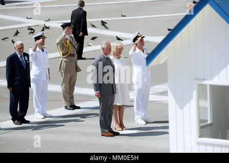 Atene, Grecia. 09 Maggio, 2018. La Gran Bretagna è il principe Charles, Principe di Galles (L-anteriore), e sua moglie Camilla, duchessa di Cornovaglia (C-anteriore) visitare la tomba del Milite Ignoto a Atene, Grecia, il 09 maggio 2018. ©Elias Verdi/Alamy Live News Foto Stock