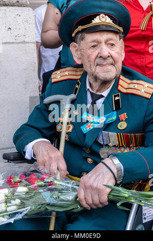 A Londra il 9 maggio 2018 un partecipante in "l'Immortale reggimento' marzo a Londra per commemorare il russo caduti della seconda guerra mondiale. Credit Ian Davidson/Alamy Live News Foto Stock