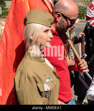 A Londra il 9 maggio 2018 un partecipante in "l'Immortale reggimento' marzo a Londra per commemorare il russo caduti della seconda guerra mondiale il credito Ian Davidson/Alamy Live News Foto Stock