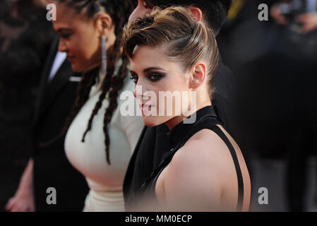 Cannes, Francia. 08 Maggio, 2018. 08.05.2018, Francia, Cannes: membro della giuria, Kristen Stewart partecipa alla cerimonia di apertura durante la settantunesima annuale di Cannes Film Festival presso il Palais des Festivals. -Nessun servizio di filo- Credito: Stefanie Rex/dpa-Zentralbild/dpa/Alamy Live News Foto Stock