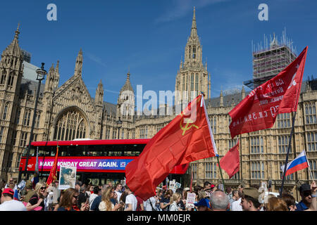 Londra, UK 9 Maggio 2018: russi e russo-altoparlanti dal intorno alla Federazione russa e Stati membri dell'ex Unione Sovietica (come i paesi baltici) e di tutte le generazioni, per celebrare la Giornata della Vittoria, la commemorazione annuale di ricordare il sacrificio di Esercito Rosso eroi che hanno sconfitto facism durante il WW2 - marciando attraverso il cuore del governo britannico in Whitehall, la piazza del Parlamento e che termina al di fuori del Parlamento stesso. (Foto di Richard Baker / Alamy Live News) Foto Stock