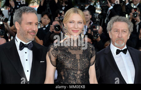 Cannes, Francia. 08 Maggio, 2018. 08.05.2018, Francia, Cannes: i membri della giuria Denis Villeneuve (l), presidente della giuria Cate Blanchett, Robert Guediguian frequentare lo screening - NESSUN SERVIZIO DI FILO- Credito: Stefanie Rex/dpa-Zentralbild/dpa/Alamy Live News Foto Stock