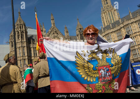 Londra, UK 9 Maggio 2018: russi e russo-altoparlanti dal intorno alla Federazione russa e Stati membri dell'ex Unione Sovietica (come i paesi baltici) e di tutte le generazioni, per celebrare la Giornata della Vittoria, la commemorazione annuale di ricordare il sacrificio di Esercito Rosso eroi che hanno sconfitto facism durante il WW2 - marciando attraverso il cuore del governo britannico in Whitehall, la piazza del Parlamento e che termina al di fuori del Parlamento stesso. (Foto di Richard Baker / Alamy Live News) Foto Stock