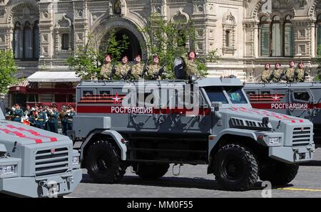 Federazione nazionale delle truppe di guardia passano la revisione stand durante la parata militare sul 73rd la Giornata della vittoria che segna la fine della II Guerra Mondiale in Piazza Rossa Maggio 9, 2018 a Mosca, in Russia. (Presidenza russa via Planetpix) Foto Stock