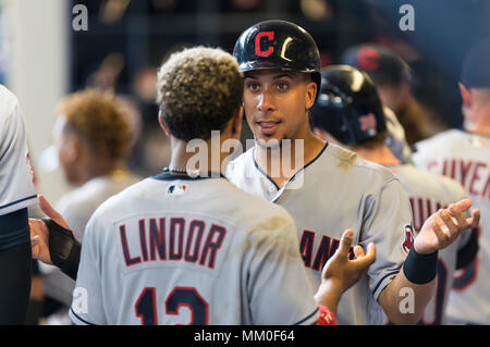 Milwaukee, WI, Stati Uniti d'America. 9 maggio 2018. Cleveland Indians sinistra fielder Michael Brantley #23 si congratula dopo una rigatura a Cleveland Indians shorstop Francisco Lindor #12 durante il Major League Baseball gioco tra il Milwaukee Brewers e Cleveland Indians a Miller Park di Milwaukee, WI. John Fisher/CSM/Alamy Live News Foto Stock