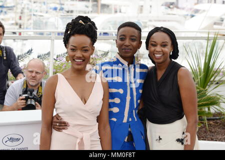 Cannes, Francia. 9 maggio 2018. CANNES, Francia - 09 Maggio: (L-R) attrici Sheila Munyiva, Samantha Mugatsia e direttore Wanuri Kahiu frequentare il photocall per 'Rafiki' durante la settantunesima annuale di Cannes Film Festival presso il Palais des Festivals il 9 maggio 2018 a Cannes, Francia. Credito: Federico Injimbert/ZUMA filo/Alamy Live News Foto Stock