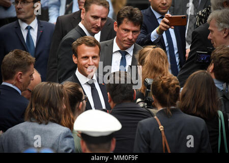 09 maggio 2018, Germania, Aachen: il presidente francese Emmanuel Macron arrivando a cittadini' fiera il giorno prima il Premio Carlo Magno award. Macron sta ricevendo il premio Carlo Magno il 10 maggio 2018 per la sua potente visione di una nuova Europa. Foto: Henning Kaiser/dpa Credito: dpa picture alliance/Alamy Live News Foto Stock