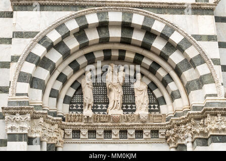 Vista dettagliata della statuaria religiosa sopra la porta del Battistero di San Giovanni, Pistoia, Toscana, Italia, Europa Foto Stock