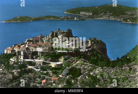 Vista generale verso il cappuccio Ferat. Eze Village. 1930 Foto Stock