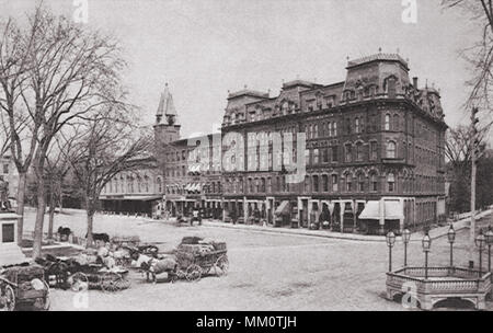 Sul lato est della piazza centrale. Keene. 1890 Foto Stock