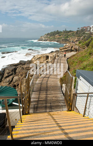 Femmina a piedi lungo il Bondi a Bronte passeggiata costiera Foto Stock