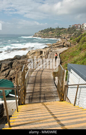 Femmina a piedi lungo il Bondi a Bronte passeggiata costiera Foto Stock