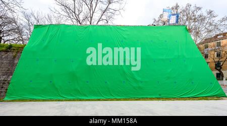 Gigantesco schermo verde chroma key su sfondo set commerciale. Grande sfondo verde per aggiungere effetti speciali in post-produzione. Foto Stock