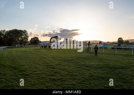 Ludlow Racecourse nello Shropshire, Inghilterra. Avvio di una serata a metà settimana gara in primavera. Foto Stock