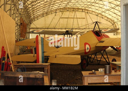 British patrimonio militare - Interno di aeromobili privati hangar a WW1 Grande Guerra Aerodrome, Stow Maries, Purleigh, Essex. Foto Stock