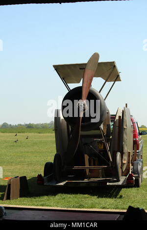 WW1 britannico patrimonio militare - il volo aereo danneggiato trasportato sul retro del veicolo stanziato per il progetto di restauro. Stow Maries, Essex, Regno Unito Foto Stock