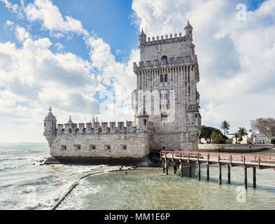 5 Marzo 2018: Lisbona Portogallo - La Torre di Belem, famoso punto di riferimento e Patrimonio mondiale dell UNESCO. Foto Stock