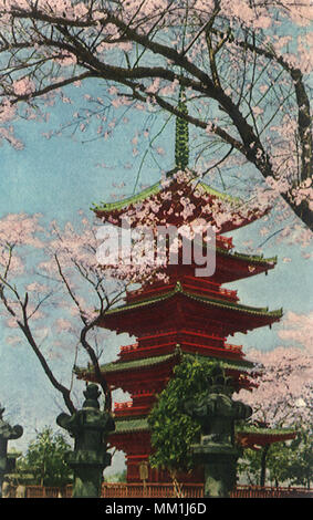 Al Santuario di Toshogu nel Parco di Ueno. Tokyo. 1955 Foto Stock