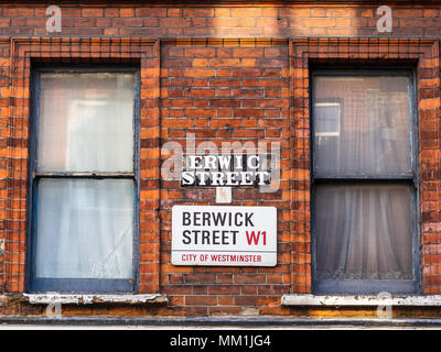 Soho Street serie di segni - Berwick Street / Berwick St - Londra quartiere Soho di segnaletica stradale Foto Stock