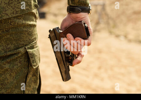Mano d'uomo con una pistola Foto Stock
