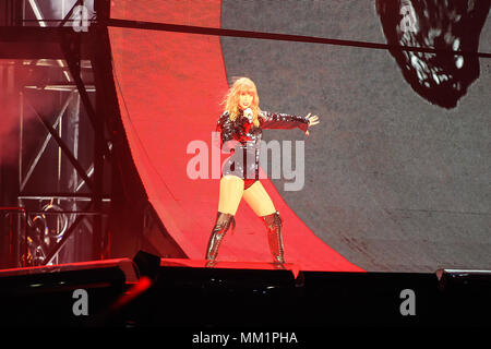 Taylor Swift durante lo spettacolo di apertura per la sua reputazione Tour presso la University of Phoenix Stadium di Glendale, Arizona. Foto Stock