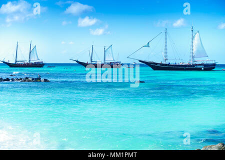 Arashi Beach, Aruba, Mar dei Caraibi nel gennaio 2018: tour di 3 barche ancorate ai turisti di andare a nuotare o fare snorkeling. Foto Stock