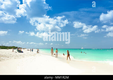 Eagle Beach, Aruba, Mar dei Caraibi nel gennaio 2018: turisti prendere un bagno nelle acque turchesi o una passeggiata lungo il litorale. Foto Stock