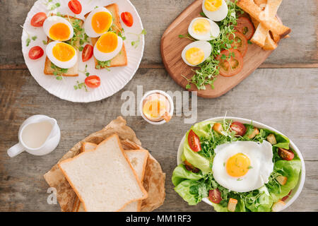 Vari modi di cucinare le uova di gallina. La prima colazione con uova. Foto Stock