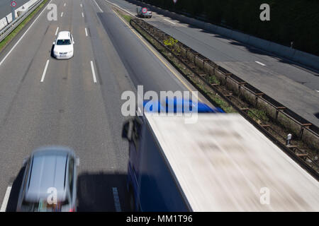 Sbagliato strada conducente o sbagliato-lato conducente su un fantasma guidare in una autostrada Foto Stock