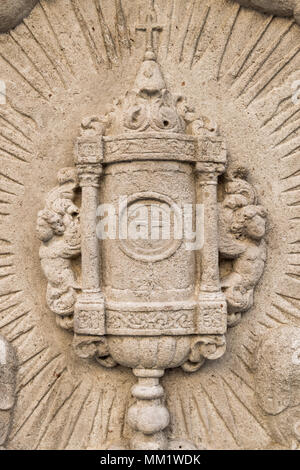 Il sollievo di ostensorio eucaristico sulla parete di una chiesa Foto Stock