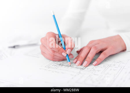 Engineer collabora con disegni. Foto Stock