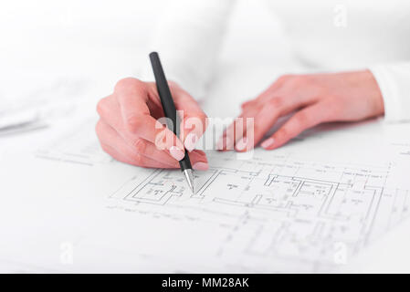 Engineer collabora con disegni. Foto Stock