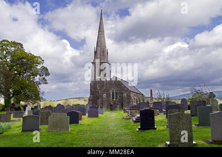 St Edwen è la Chiesa, in Llanedwen, Anglesey, Galles è un palazzo del XIX secolo chiesa parrocchiale situata nei pressi del Stretto di Menai. Esso è costruito con la locale red gritstone. Foto Stock