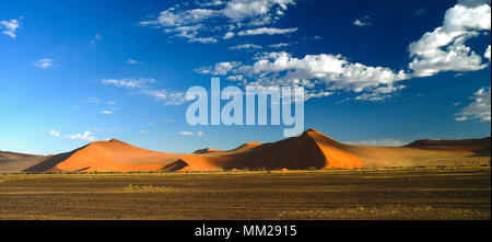 Ombre profonde sulle dune del Sossusvlei all'alba nel deserto del Namib, Namibia Foto Stock