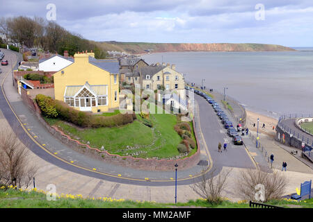 Filey, nello Yorkshire, Regno Unito. Aprile 26, 2018. I turisti a piedi la strada della spiaggia con Crescent collina in primo piano e la Brigg nella distanza . Foto Stock