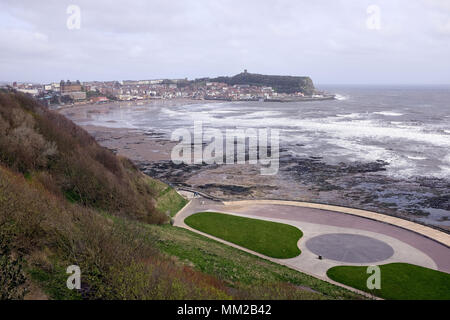 Scarborough, nello Yorkshire, Regno Unito. Aprile 30, 2018. Scarborough South Bay con mare mosso in aprile presi dalla rupe sopra la vecchia piscina e promozionale Foto Stock