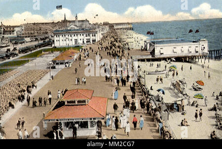 Il Boardwalk dal casinò. Asbury Park. 1922 Foto Stock