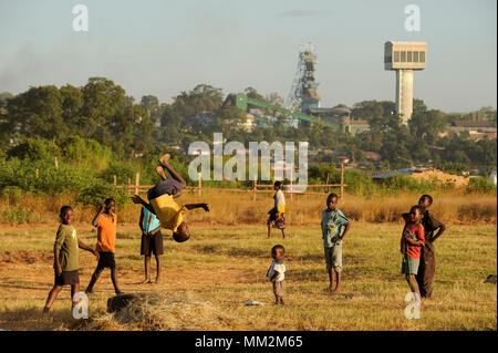 ZAMBIA copperbelt città Kitwe , Chambishi miniera di rame appartiene al gruppo cinese Cina CNMC metallo non ferroso Mining Co. Ltd , i bambini che giocano nelle township/ Zambia Kitwe im copperbelt, Kupfermine und Schmelze Chambishi miniera di rame gehoert zur chinesischen Firmen Gruppe CNMC Cina metalli non ferrosi Mining Co. Ltd Foto Stock