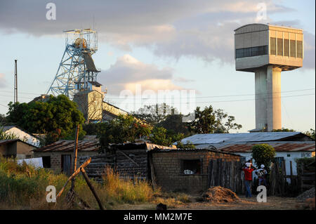 ZAMBIA copperbelt città Kitwe , Chambishi miniera di rame appartiene al gruppo cinese Cina CNMC metallo non ferroso Mining Co. Ltd / Zambia Kitwe im copperbelt, Kupfermine und Schmelze Chambishi miniera di rame gehoert zur chinesischen Firmen Gruppe CNMC Cina metalli non ferrosi Mining Co. Ltd Foto Stock